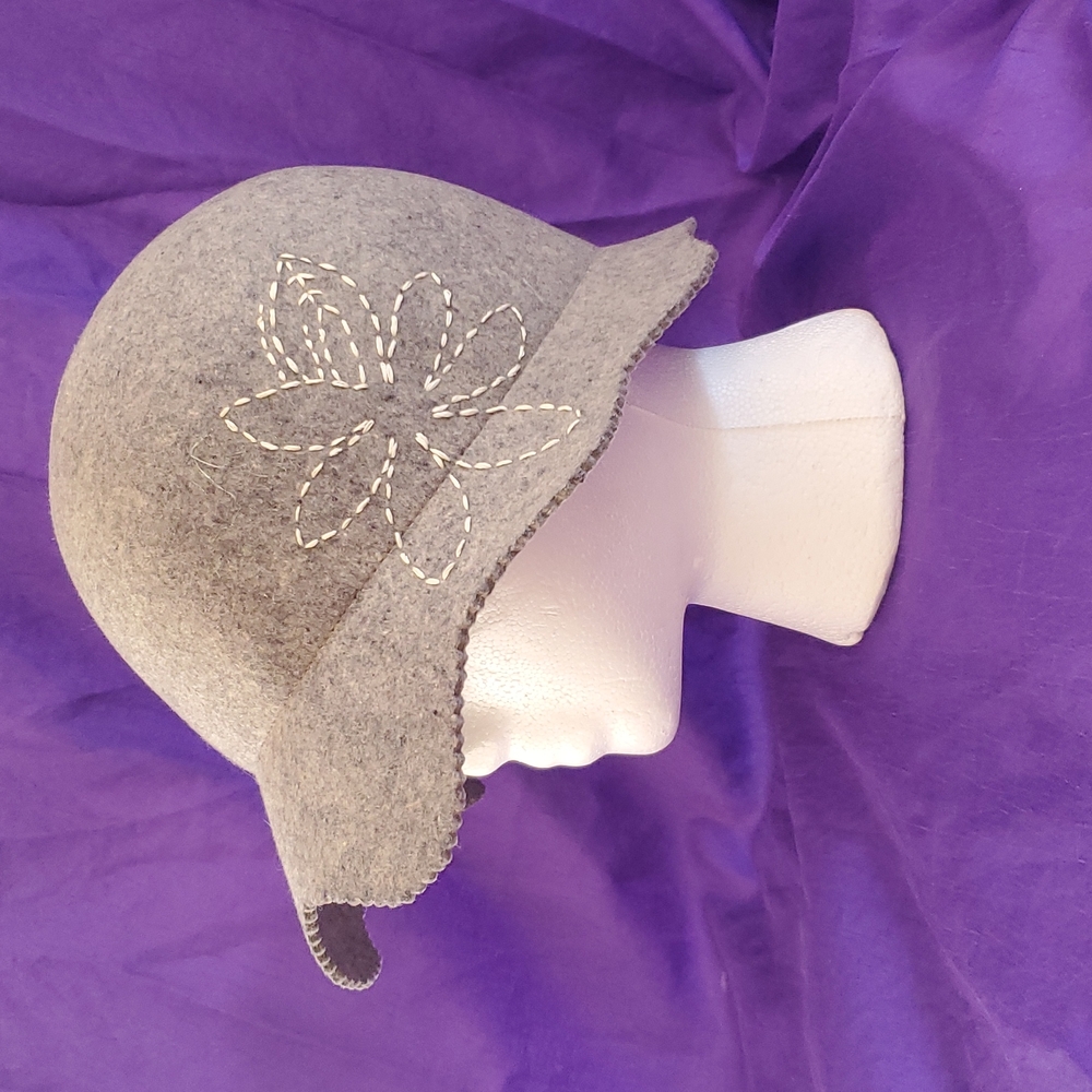 Vintage DeLux Wool Hat Gray Felt 57 cm Size 7 1/8 Church Stitched Flower